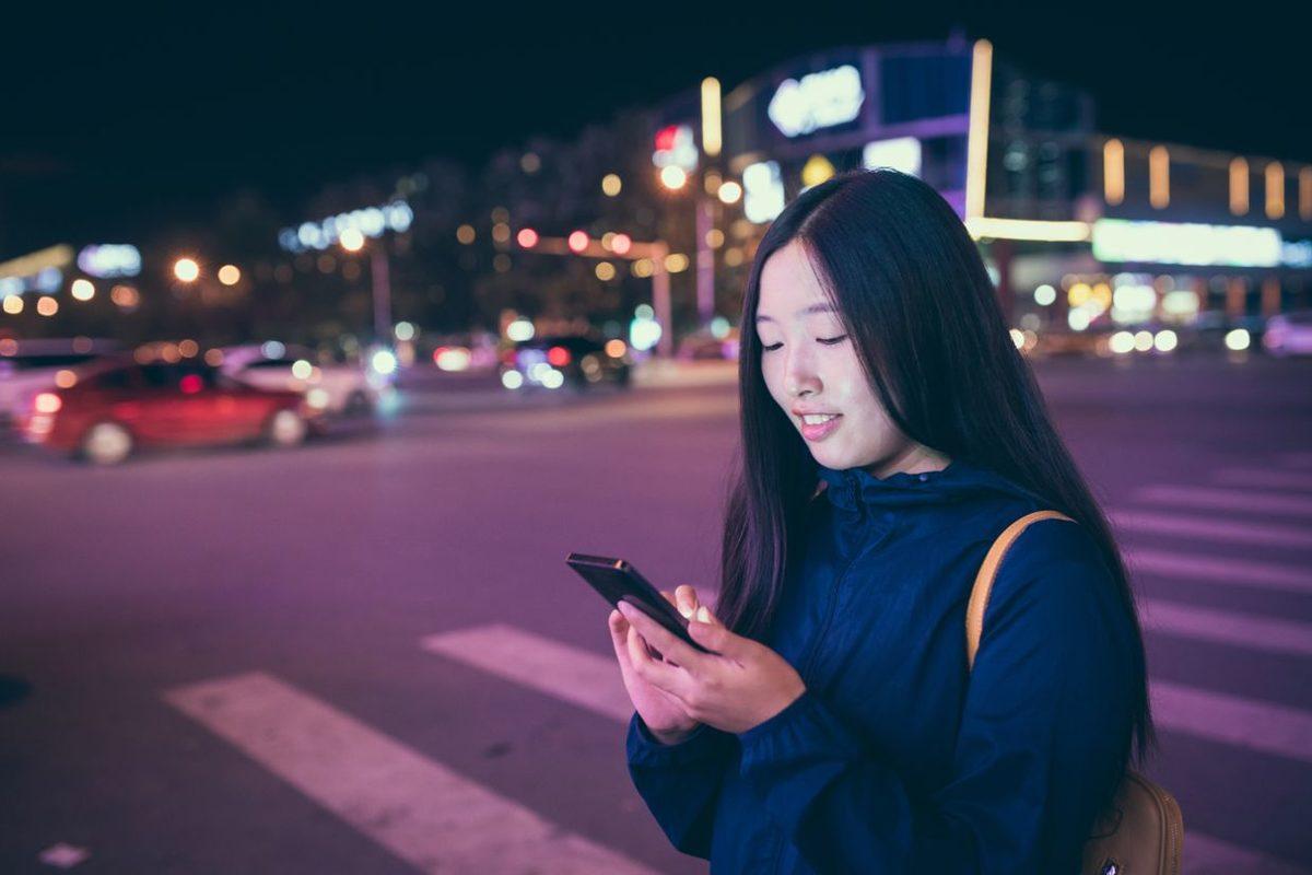 Japonya’da Bir Şehirde Sokakta Yürürken Telefon Kullanmak Yasaklandı