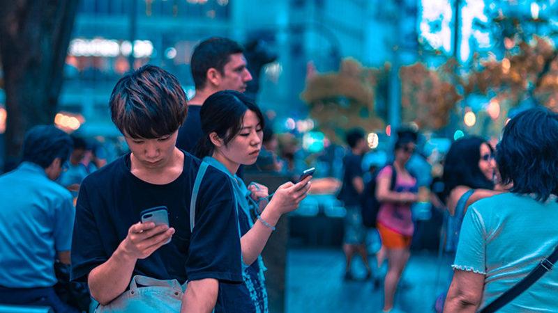Japonya’da Bir Şehirde Sokakta Yürürken Telefon Kullanmak Yasaklandı