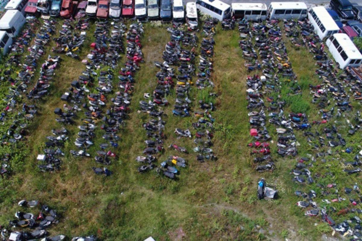 İstanbul’da Çürümeye Terk Edilen Otomobillerin Hollywood Filmlerini Anımsatan Görüntüleri