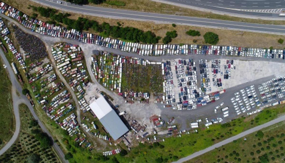 İstanbul’da Çürümeye Terk Edilen Otomobillerin Hollywood Filmlerini Anımsatan Görüntüleri