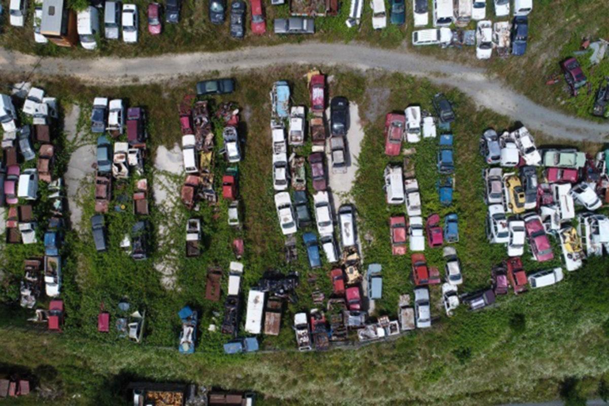 İstanbul’da Çürümeye Terk Edilen Otomobillerin Hollywood Filmlerini Anımsatan Görüntüleri