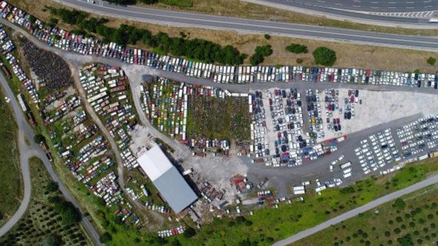İstanbul’da Çürümeye Terk Edilen Otomobillerin Hollywood Filmlerini Anımsatan Görüntüleri