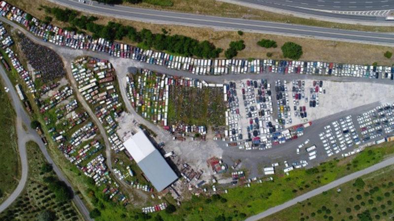 İstanbul’da Çürümeye Terk Edilen Otomobillerin Hollywood Filmlerini Anımsatan Görüntüleri