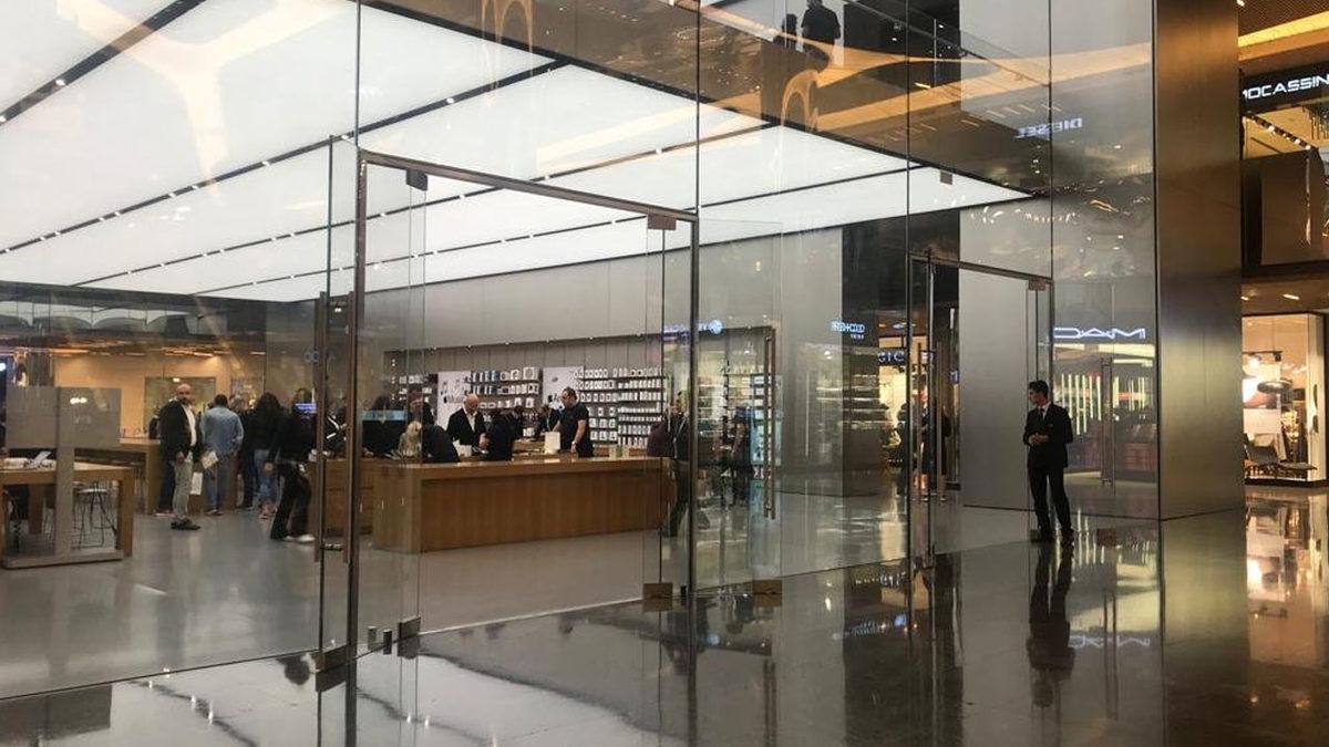 iPhone 11 İçin Türkiye’de Bu Sefer Sadece Turistler Kuyruğa Girdi