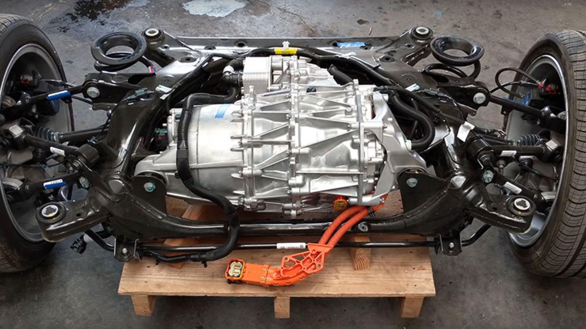 Bir YouTuber, Tesla Model S’in Motorunu Söküp İnceledi (Video)