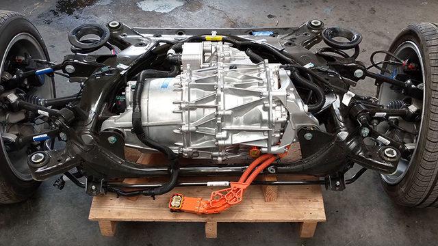 Bir YouTuber, Tesla Model S’in Motorunu Söküp İnceledi (Video)