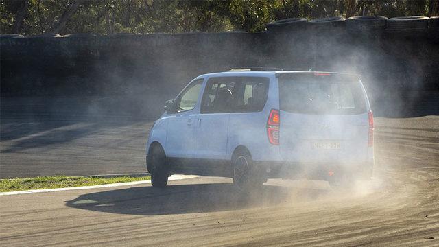 Hyundai, 8 Kişilik Minibüsü iMax’i Drift Aracına Çevirdi