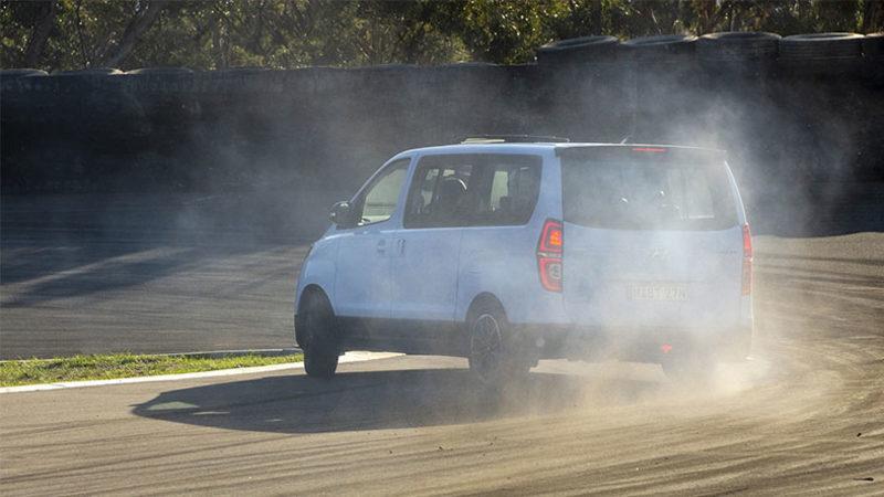 Hyundai, 8 Kişilik Minibüsü iMax’i Drift Aracına Çevirdi