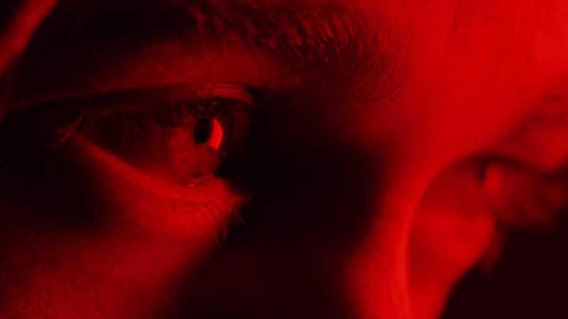 ’Günde 3 Dakika Kırmızı Işığa Bakmak Görme Kaybını Azaltıyor’