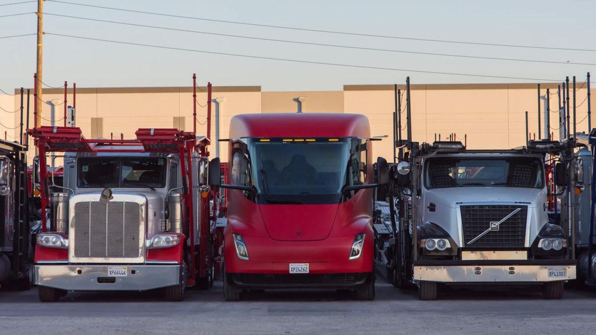 Gelecekten Gelmiş Gibi Görünen Tesla Semi ile Günümüz Kamyonları Yan Yana Geldi