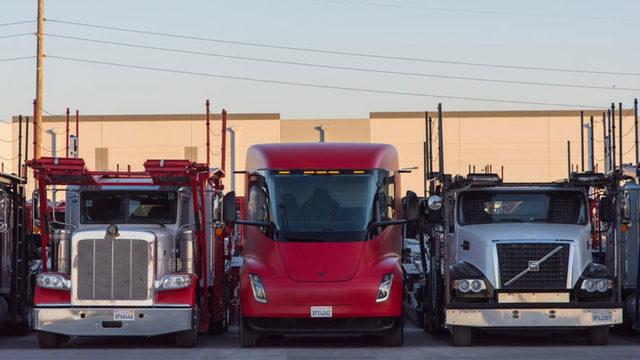 Gelecekten Gelmiş Gibi Görünen Tesla Semi ile Günümüz Kamyonları Yan Yana Geldi
