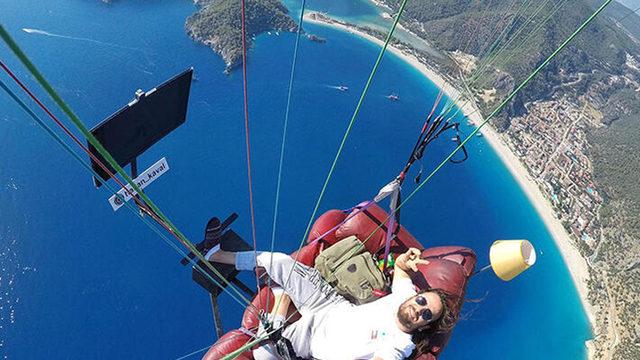 Türk Paraşüt Pilotu, Koltuk ve Televizyon Bağlayarak Ölüdeniz’in Üstünde Uçtu