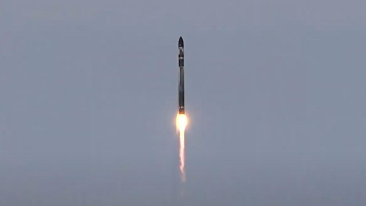 Rocket Lab’in Roketi, Kalkıştan Hemen Sonra Üzerindeki 7 Uyduyla Birlikte İnfilak Etti