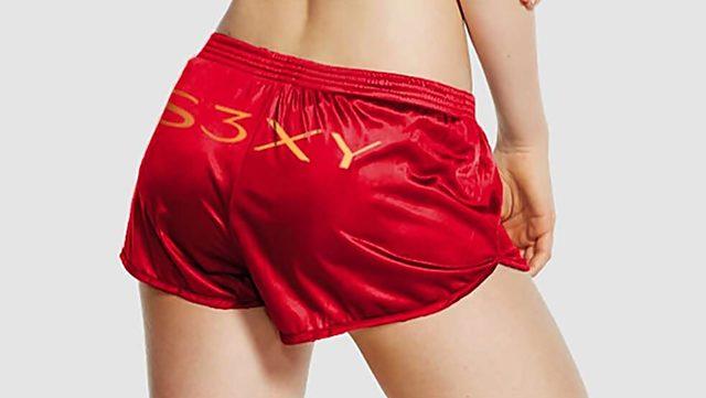 Yapma Elon Musk Yanarız: Tesla, ’S3XY’ Yazılı Alev Kırmızısı Şortu Satışa Sundu