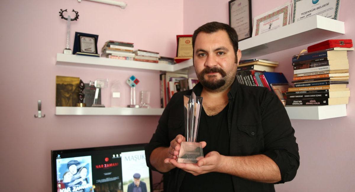 Hollywood, Filmi Ödül Alan Türk Yönetmenin Ödülünü Kargoyla Gönderdi