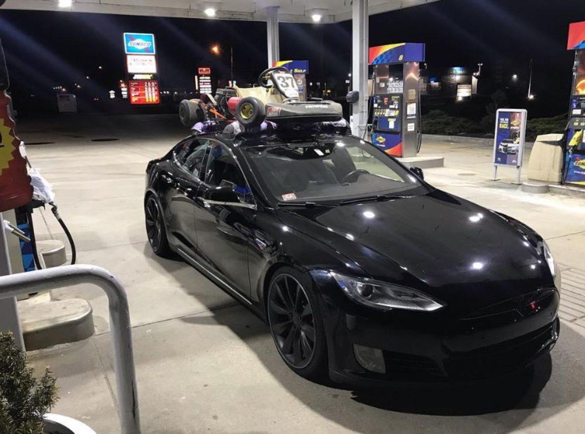 Tesla Sahibi Bir YouTuber’ın Benzinli Araca Geçeceğini Söylediği Video Kaldırıldı