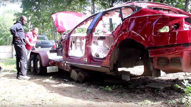 Tesla Sahibi Bir YouTuber’ın Benzinli Araca Geçeceğini Söylediği Video Kaldırıldı