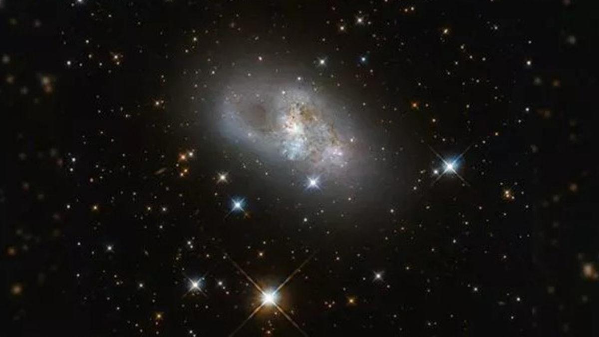 Hubble, 80 Milyon Işık Yılı Uzaklıktaki Cüce Galaksinin Fotoğrafını Çekti