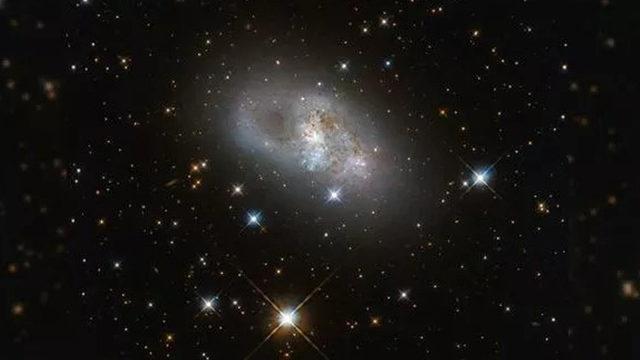 Hubble, 80 Milyon Işık Yılı Uzaklıktaki Cüce Galaksinin Fotoğrafını Çekti