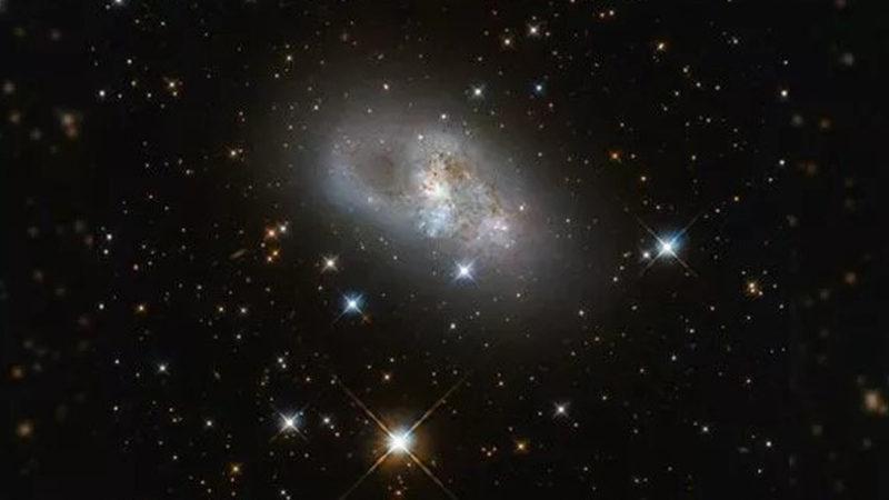 Hubble, 80 Milyon Işık Yılı Uzaklıktaki Cüce Galaksinin Fotoğrafını Çekti