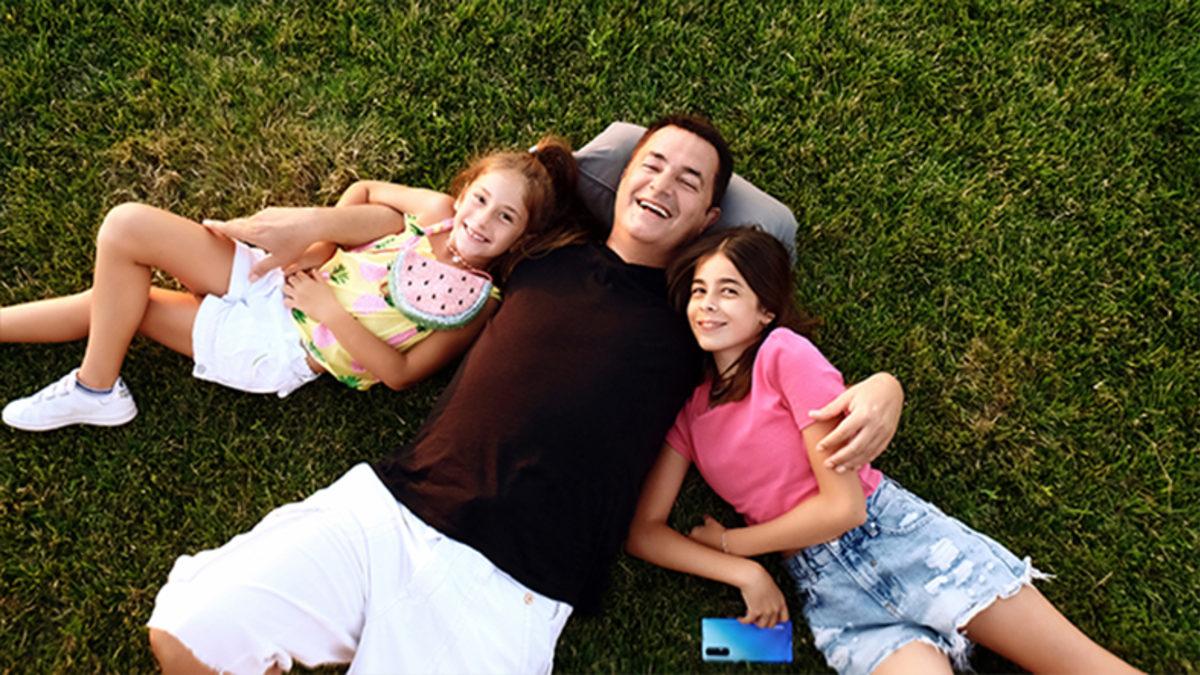 OPPO’nun Yeni Reklamında Acun Ilıcalı ve Kızları Yer Aldı