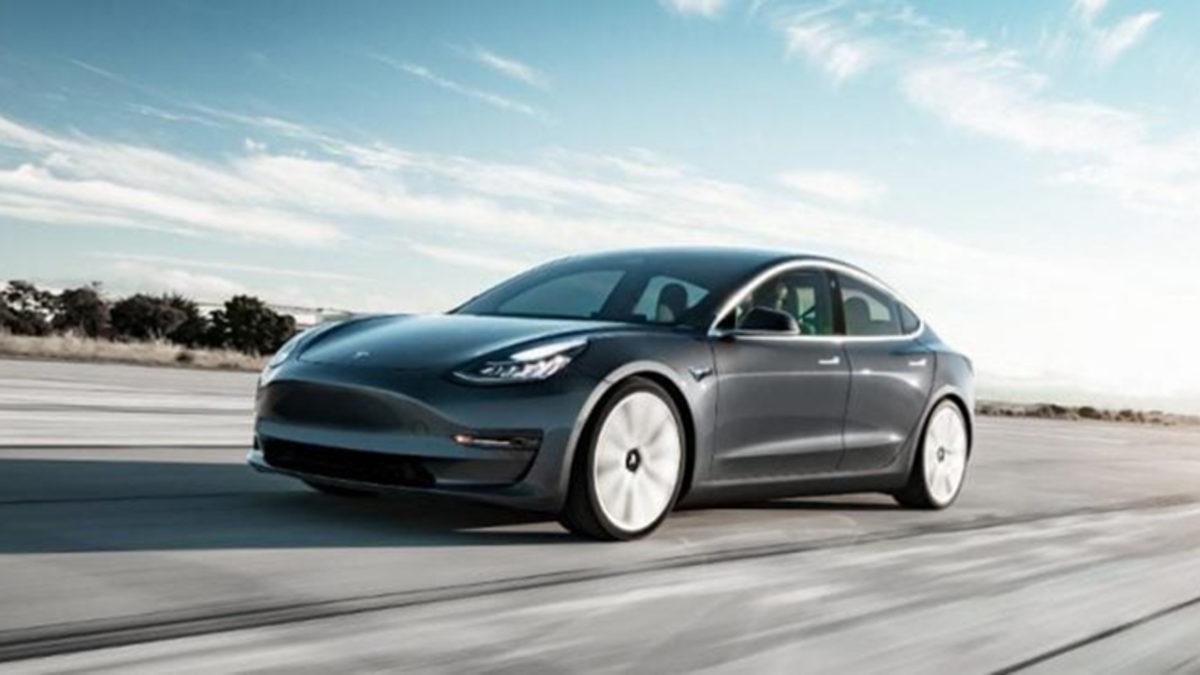 Tesla’nın Açılmayan Kapısı Nedeniyle Bir Adam Yanarak Hayatını Kaybetti