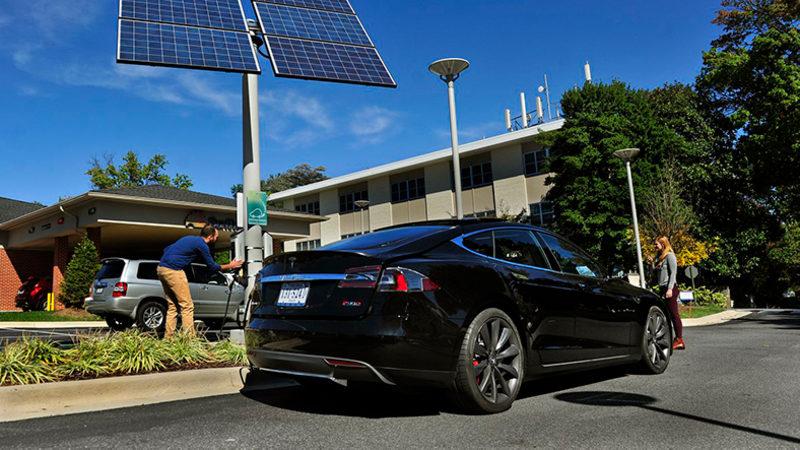 Tesla’nın Açılmayan Kapısı Nedeniyle Bir Adam Yanarak Hayatını Kaybetti