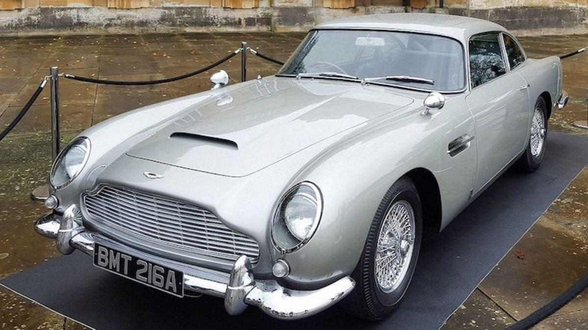 Bazı Otomobillerin İkonik Renkleriyle Oluşturulmuş ’Gearodik’ Tablo