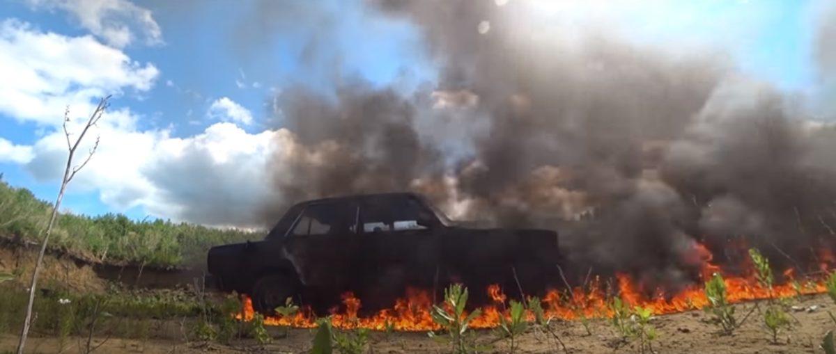 YouTuber’lar, Filmlerdeki Araba Patlama Sahnelerinin Sahte Olduğunu Ortaya Çıkardı (Video)