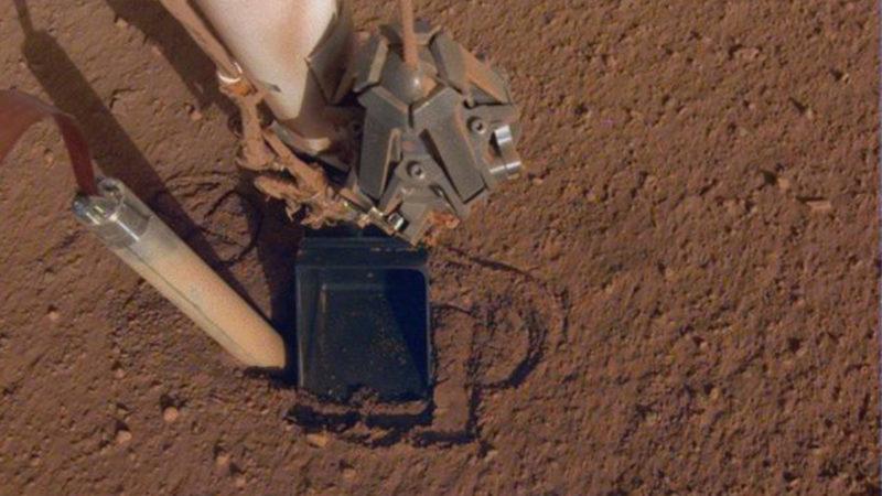 NASA’nın InSight Aracı Mars Tarafından Dışarı İtiliyor