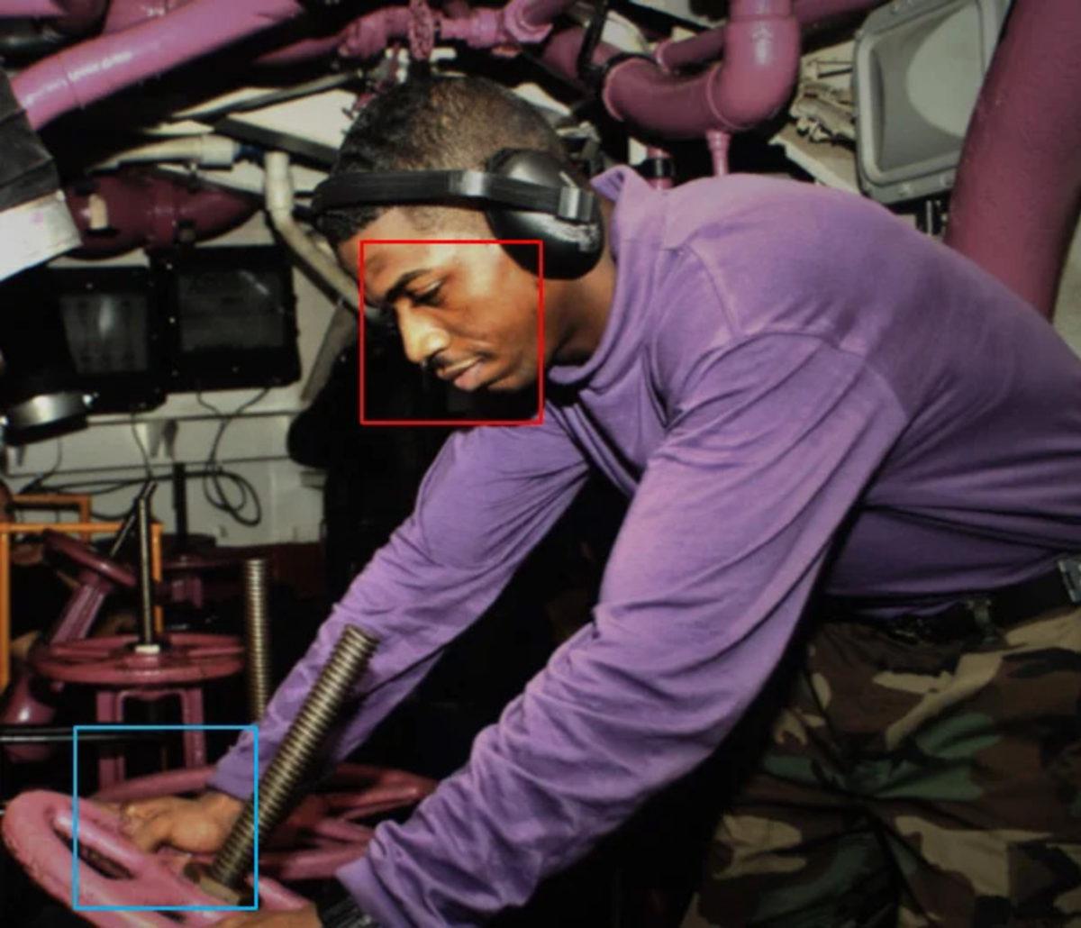 Microsoft, Ekran Altı Kameraların Performansını Artıracak Yeni Bir Yapay Zekâ Geliştirdi