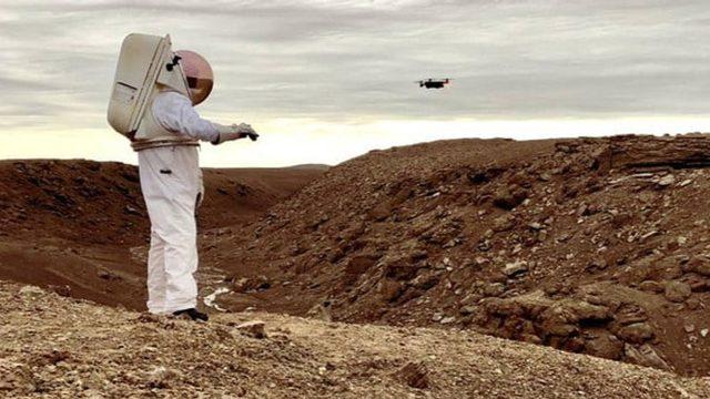 Astronotlar İçin Drone Kullanmaya Yardımcı Akıllı Eldiven Geliştirildi