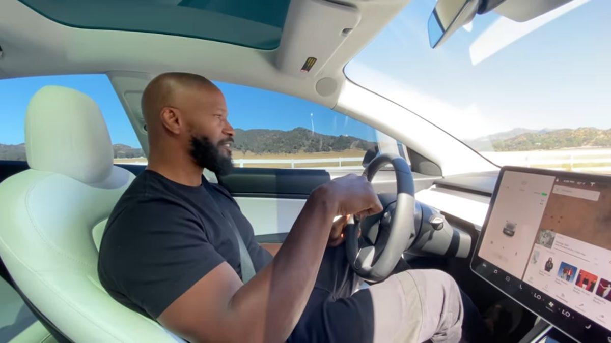 Ünlü Aktör Jamie Foxx, Tesla Model 3’ü İnceledi (Video)