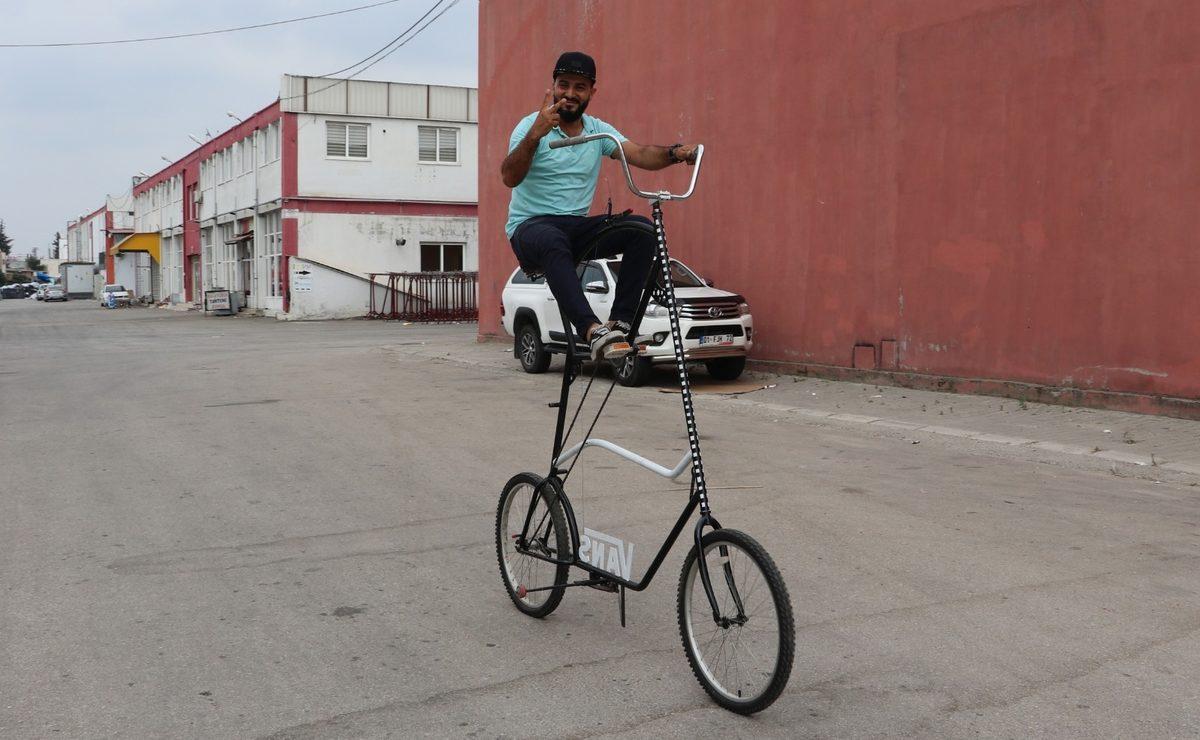 Adana’da Geliştirilen, Sosyal Mesafeyi Koruyan 2,5 Metre Yüksekliğindeki Bisiklet: Koronasiklet