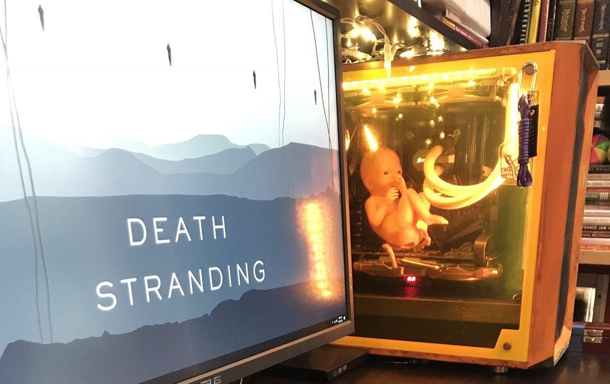 Death Stranding Hayranlığında Son Nokta: Bilgisayar Kasası İçinde Oyuncak Bebek