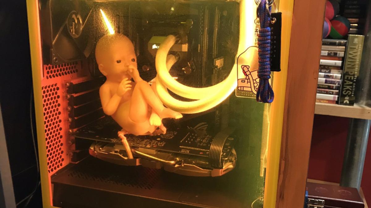 Death Stranding Hayranlığında Son Nokta: Bilgisayar Kasası İçinde Oyuncak Bebek