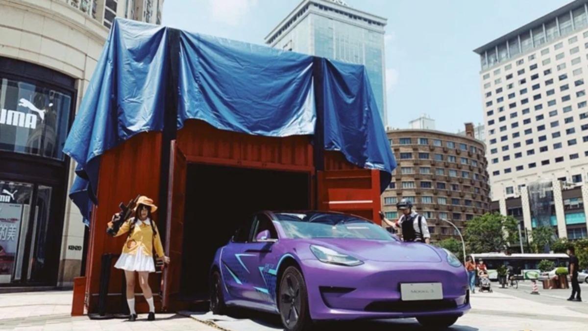 Tesla, Mor Renkli ve PUBG Temalı Model 3’ü Bir Airdrop Kutusuyla Tanıttı