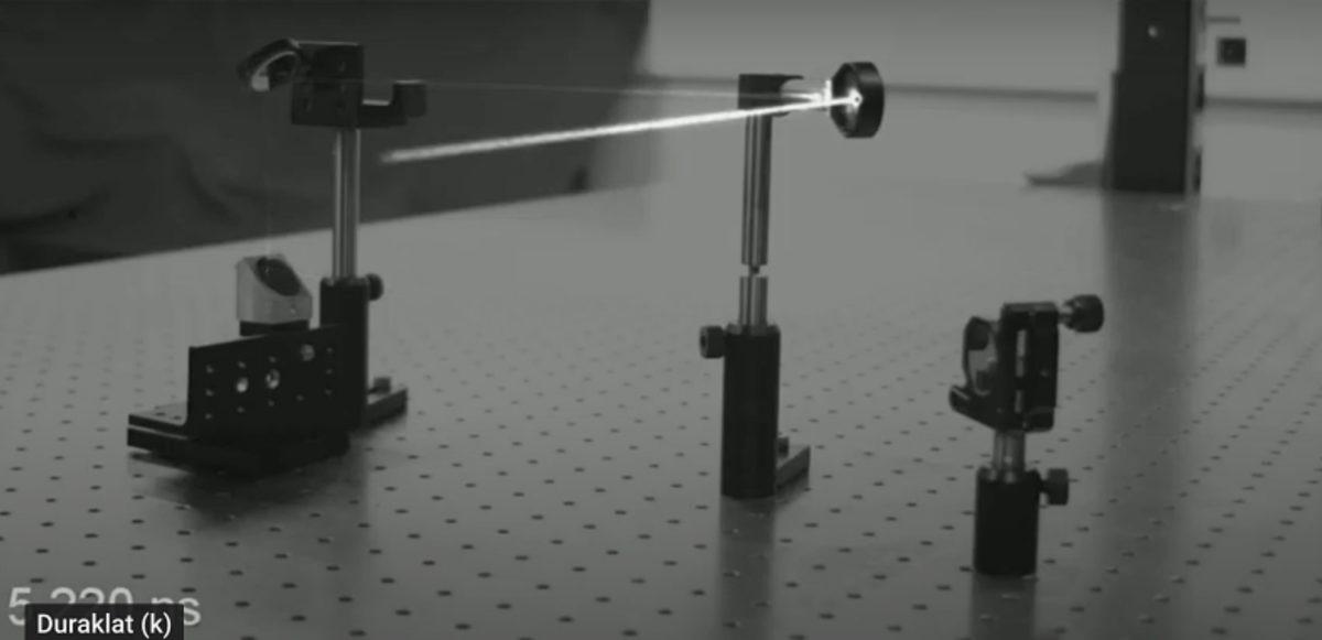 Işığın Havadaki Süzülüşü, 24.000 FPS’lik Bir Kamera ile Kaydedildi (Video)