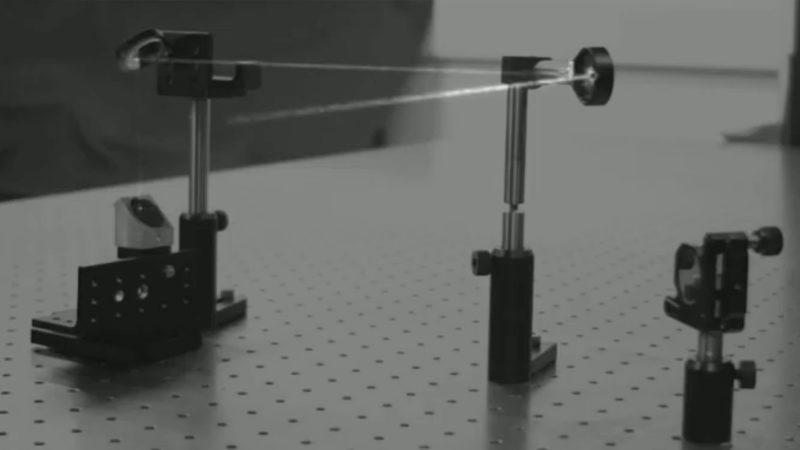 Işığın Havadaki Süzülüşü, 24.000 FPS’lik Bir Kamera ile  Kaydedildi (Video)