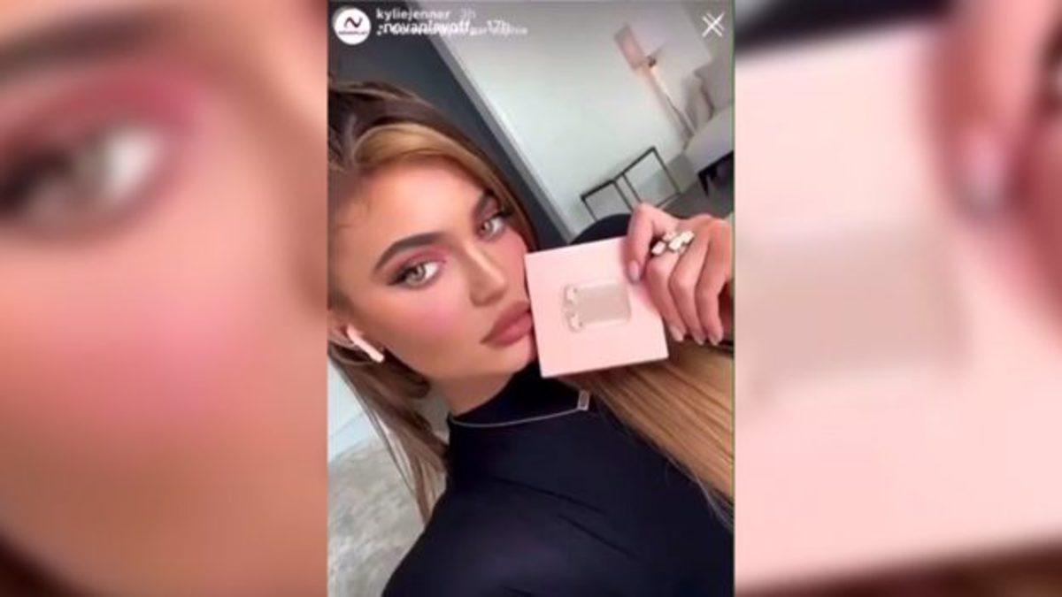 Toplam 322 Milyon Takipçili Kylie ve Jendall Jenner, Instagram’da Çakma AirPods Reklamı Yapıyor