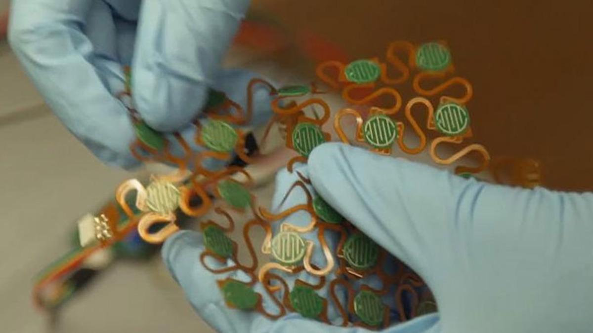 Dokunmayı İnsan Derisinden 1.000 Kat Daha Hızlı Algılayabilen Yapay Deri Geliştirildi