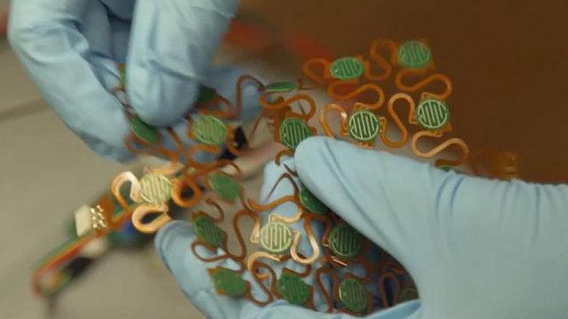 Dokunmayı İnsan Derisinden 1.000 Kat Daha Hızlı Algılayabilen Yapay Deri Geliştirildi