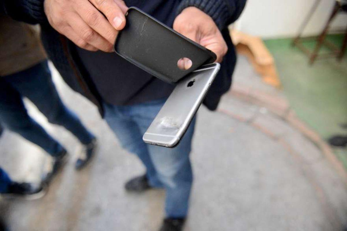 Türk Polisinin Arka Cebindeki iPhone, Çıkan Çatışmada Mermiyi Durdurdu