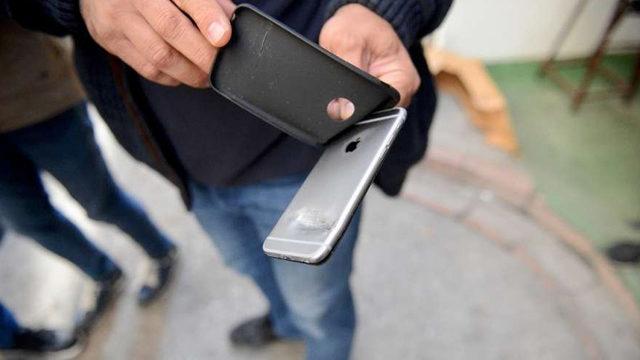 Türk Polisinin Arka Cebindeki iPhone, Çıkan Çatışmada Mermiyi Durdurdu