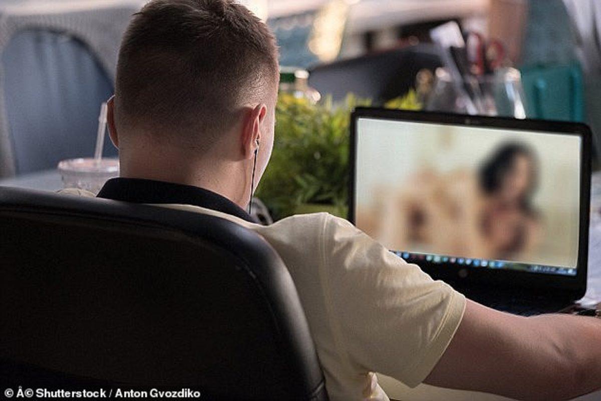 Hackerların Porno İzleyen Kişilerin Kameralarına Ulaşabildiği Açıklandı