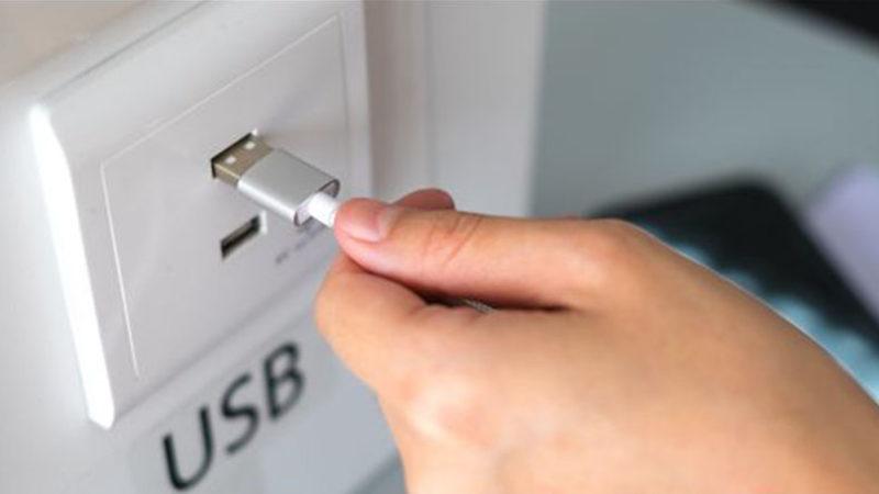 Halka Açık Alanlardaki USB Girişlerinin Telefonunuza Erişmesini Nasıl Engelleyebilirsiniz?