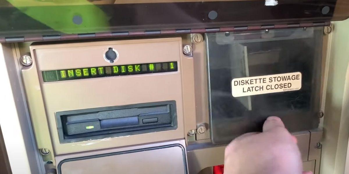 Pen Test Partners, Boeing 747-400’de Kritik Güncellemeler İçin Disket Kullanıldığını Keşfetti