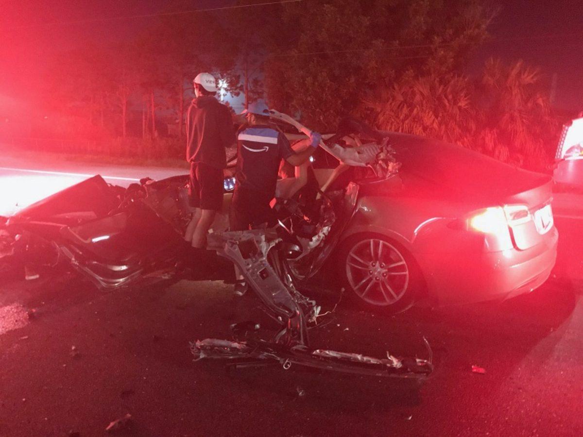 Tırın Neredeyse İkiye Böldüğü Tesla Model S’in Sürücüsü ve Yolcusu Hafif Yaralı Kurtuldu