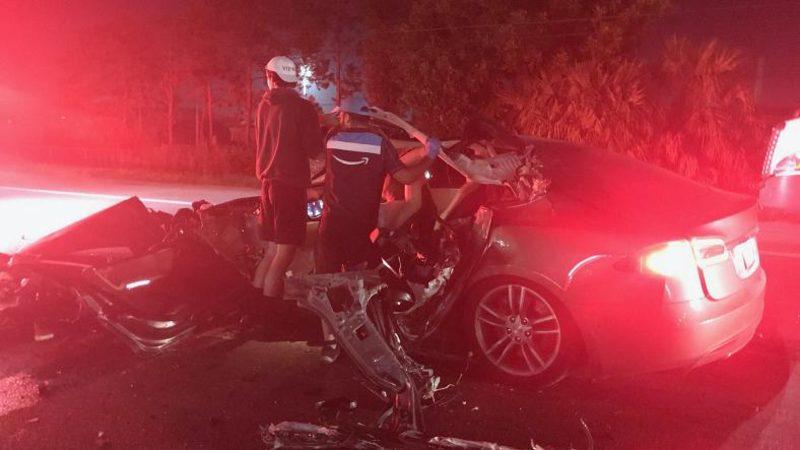 Tırın Neredeyse İkiye Böldüğü Tesla Model S’in Sürücüsü ve Yolcusu Hafif Yaralı Kurtuldu