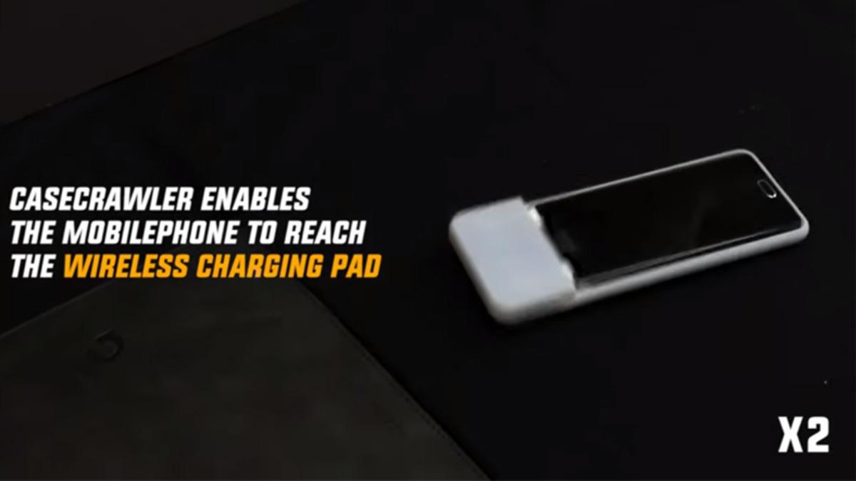 Telefonları Sürünerek Şarj Etmeye Götürüp Getiren İlginç Telefon Kılıfı (Video)